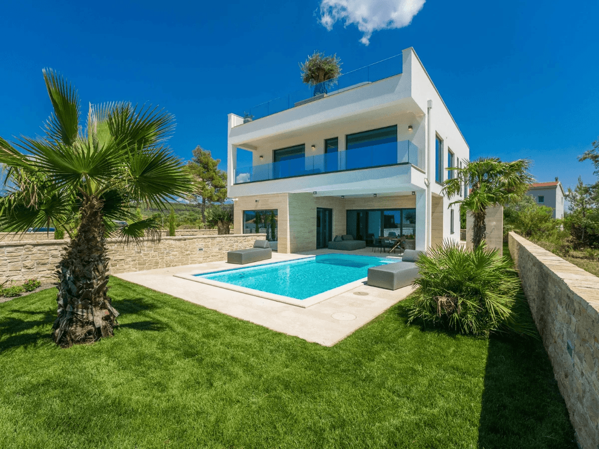 Profesionalni dizajn vrta i krajobraza s kamenom stazom i autohtonim biljkama