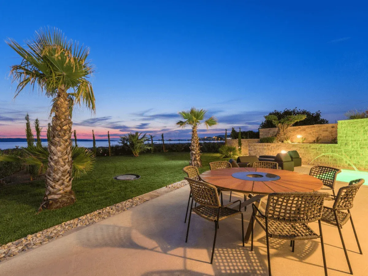 Moderna vrtna terasa sa stilskim vanjskim namještajem i mediteranskim biljkama