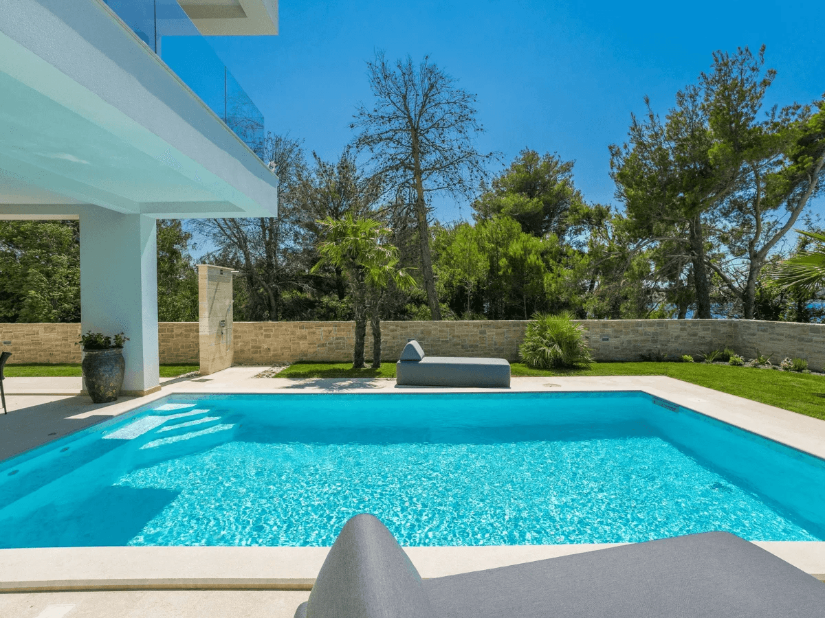 Formalni vrt s uređenim živicama i ukrasnim elementima