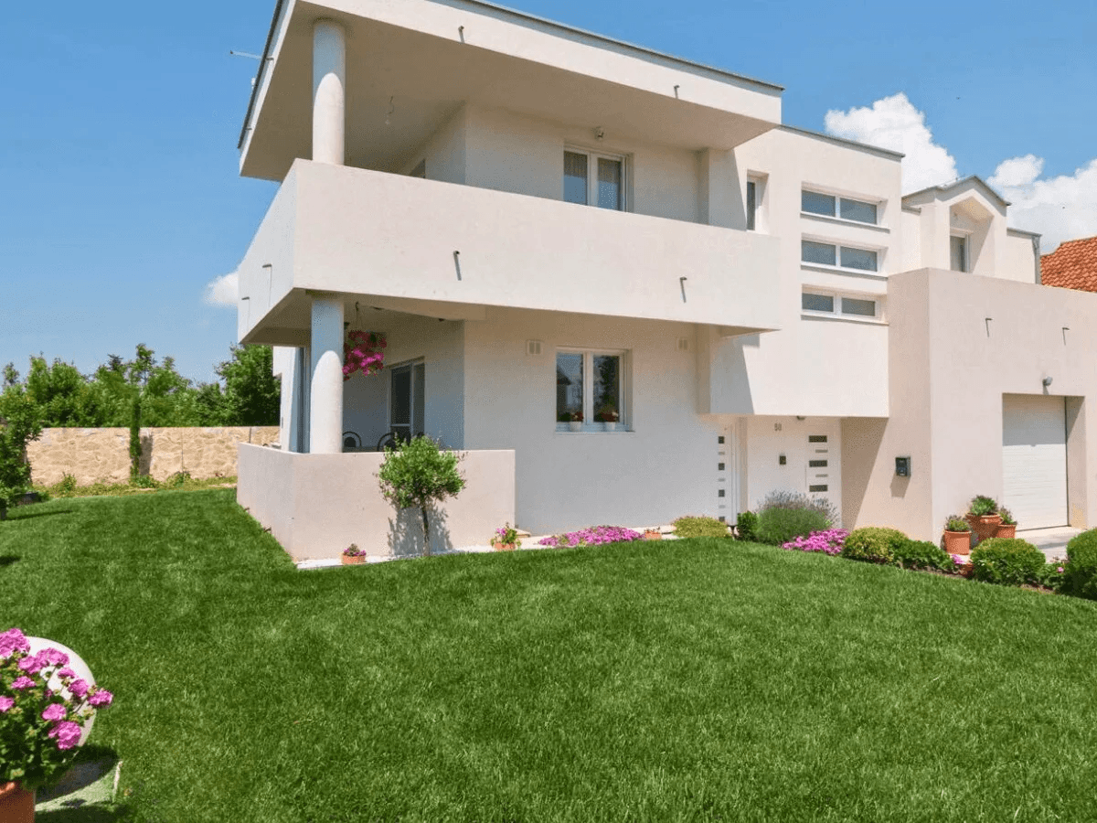 Suvremeni dizajn krajobraza s čistim linijama i arhitektonskim biljkama