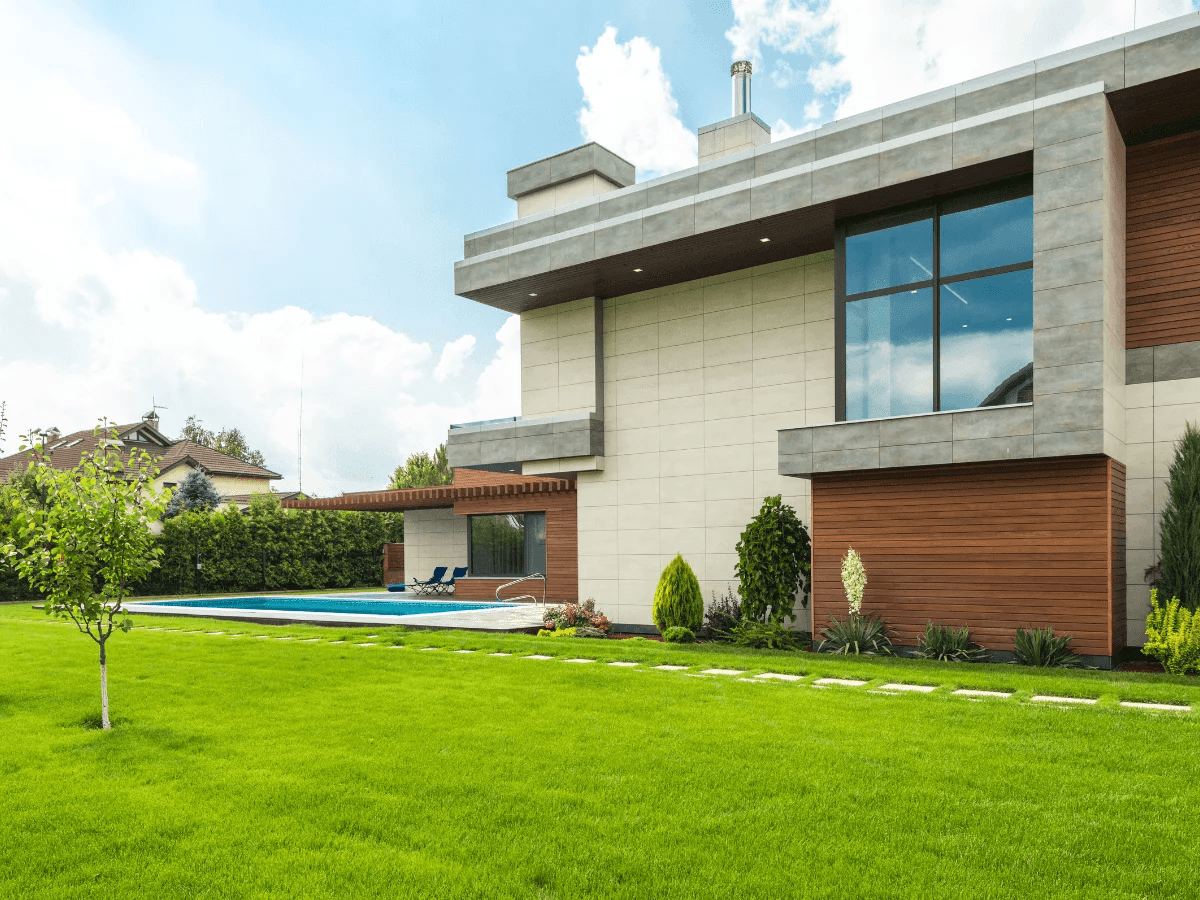 Elegantna vrtna staza s raznolikim mediteranskim biljkama i pažljivim uređenjem