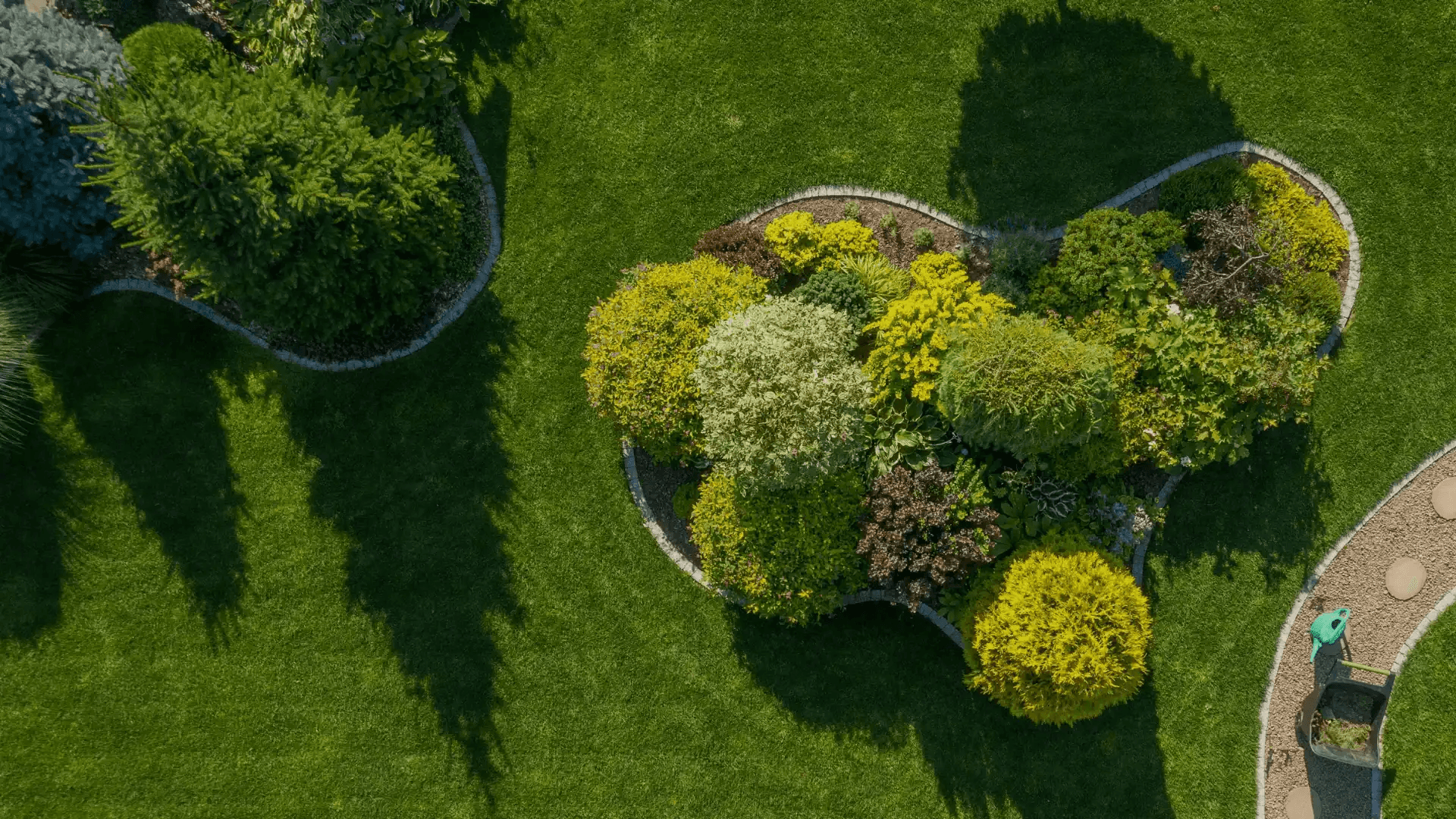 Slikoviti obalni vrt u Zadru s njegovanjem biljaka i mediteranskim krajobrazom