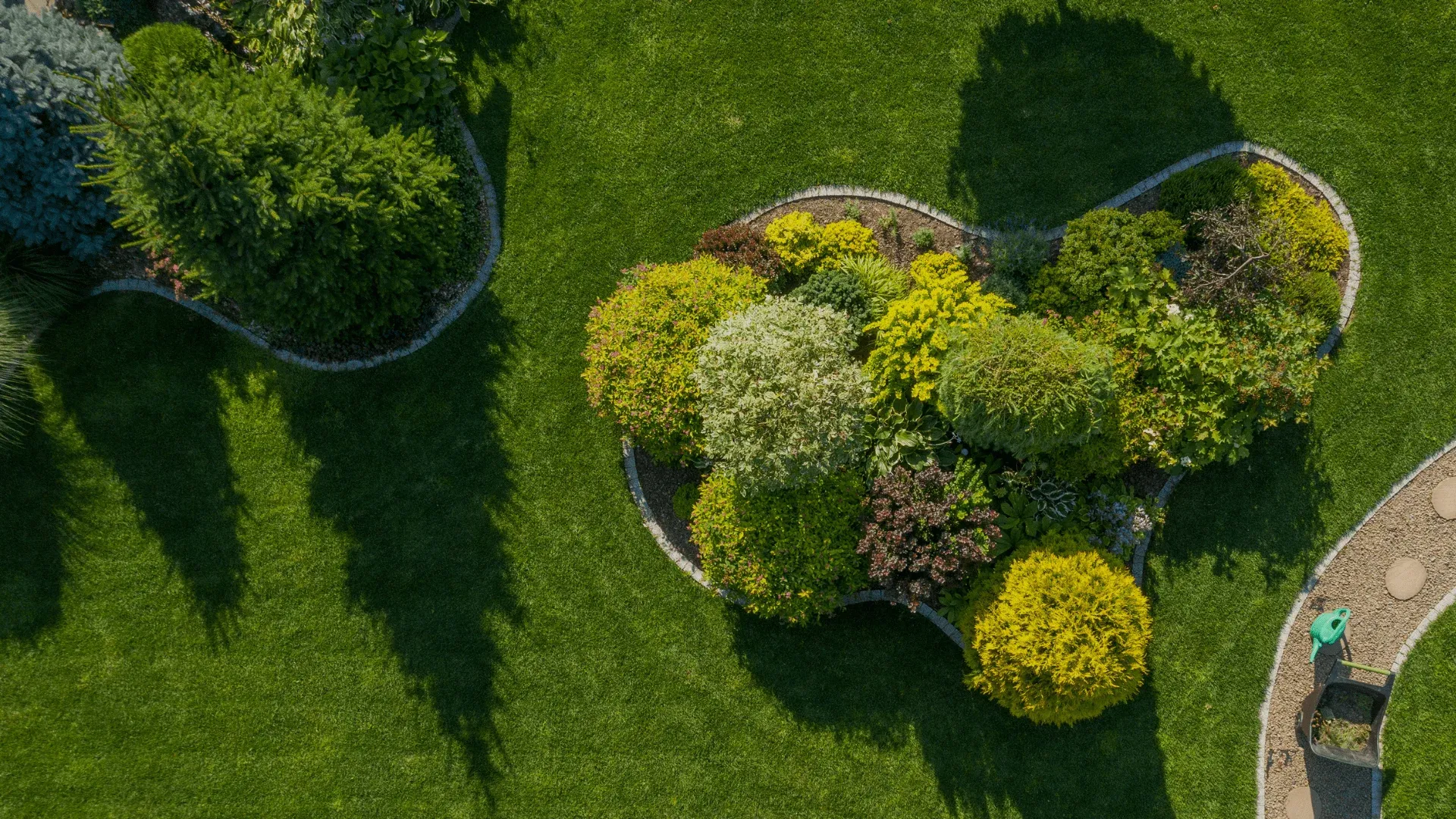 Slikoviti obalni vrt u Zadru s njegovanjem biljaka i mediteranskim krajobrazom