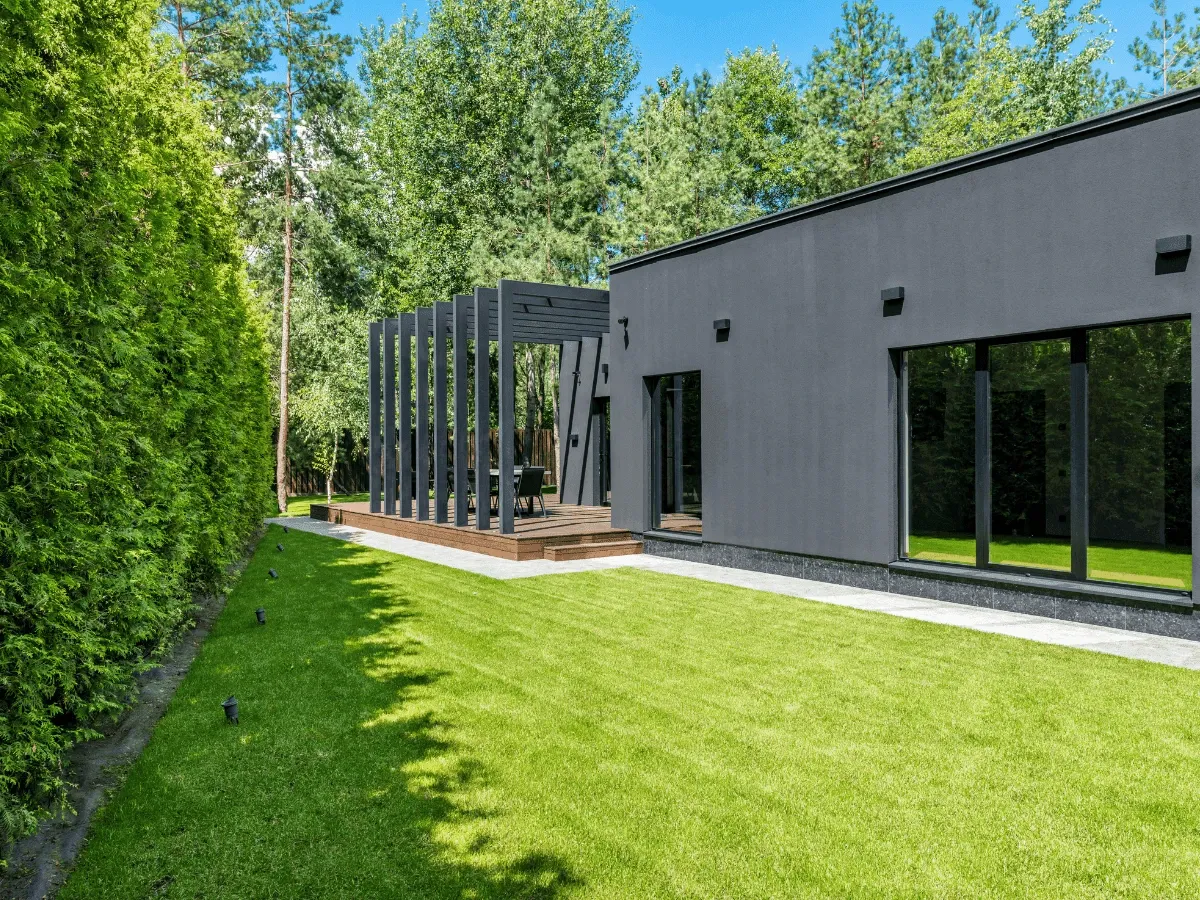 Elegantna vrtna staza s raznolikim mediteranskim biljkama i pažljivim uređenjem